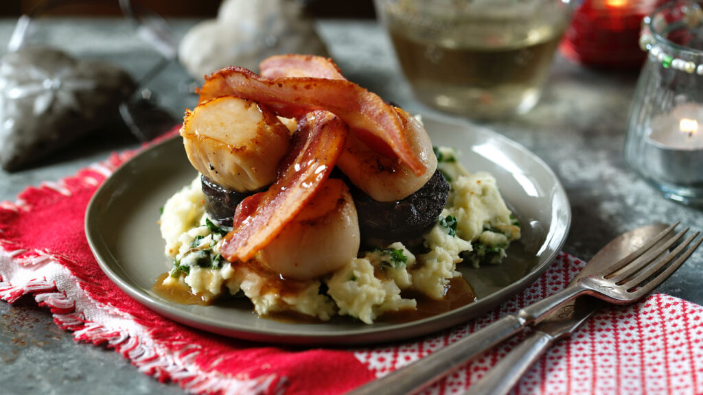 BLACK PUDDING 4 scallops with bacon 03338 16x9