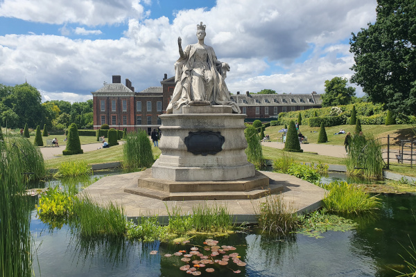Queen Victoria monument in front of Kensington palace